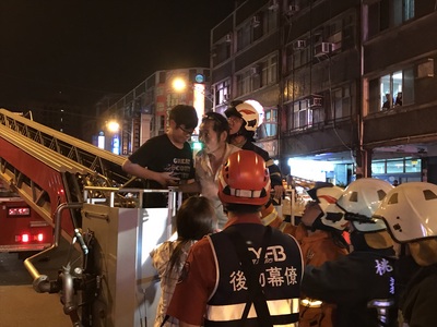 屋內受困民眾被陸續救出，包括劉姓屋主的60歲莊姓妻子與兒子40歲劉姓男子，以及7歲詹姓男童與4歲許姓女童，4人被救出時均已失去生命跡象，但送醫急救後，劉男與2名孩童已恢復生命跡象，莊姓女子仍在和死神拔河。 圖：中央社