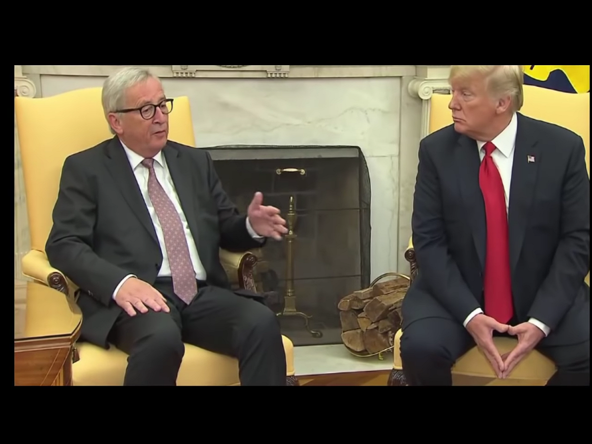 白宮經濟顧問柯德洛（Larry Kudlow）說：「美國和歐盟將結盟對抗中國，因為中國實質上破壞了世界貿易體系。榮科主席（Jean-Claude Juncker，左）昨天非常明確表示，他打算在中國問題上面幫忙川普總統（右）。」 圖：翻攝自Youtube