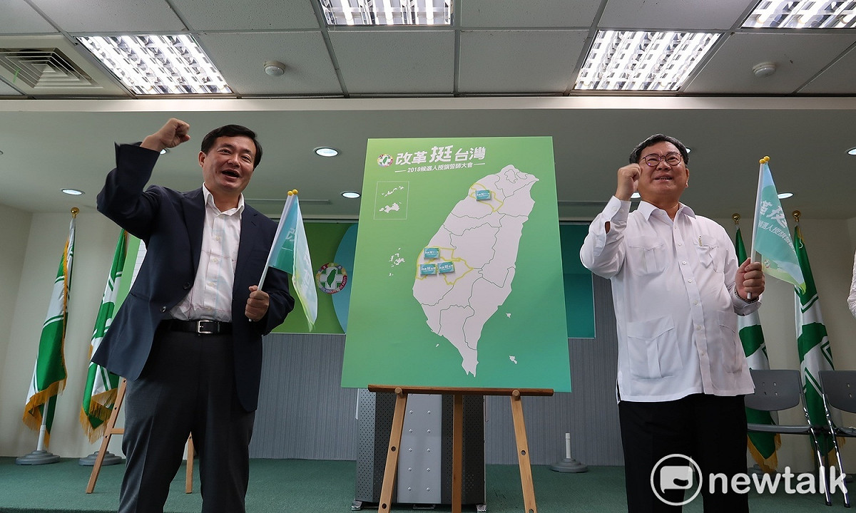 民進黨秘書長洪耀福（左）與選對會召集人陳明文（右）將四個縣市貼紙黏在台灣地圖上。 圖：林朝億/攝