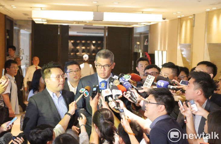 連勝文表示，他願意當柯文哲的經紀人。 圖：聶良恩攝