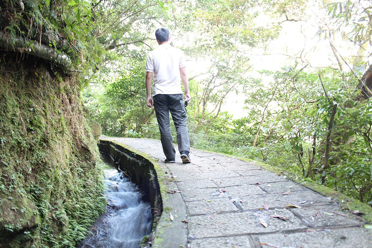 位在士林區「坪頂古圳步道」，一條具樸實古意歷史悠久之步道，全段平緩好走，適合與老爸一同健行！ 圖：台北市工務局提供