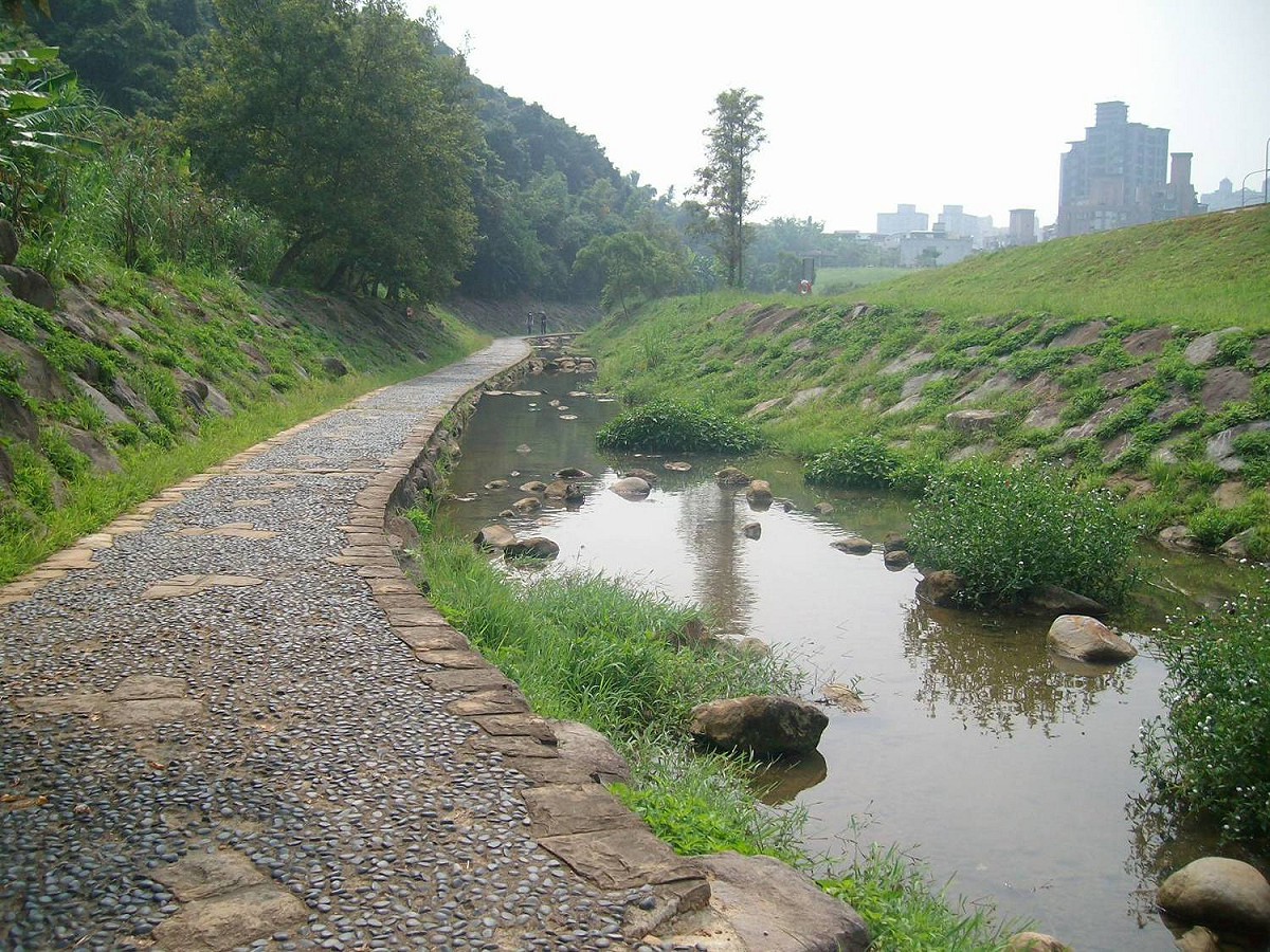 「大溝溪溪畔步道」，在大湖山莊街的243巷的大溝溪溪畔步道入口，藍天綠地配上溪水清涼氣息。 圖：台北市工務局提供