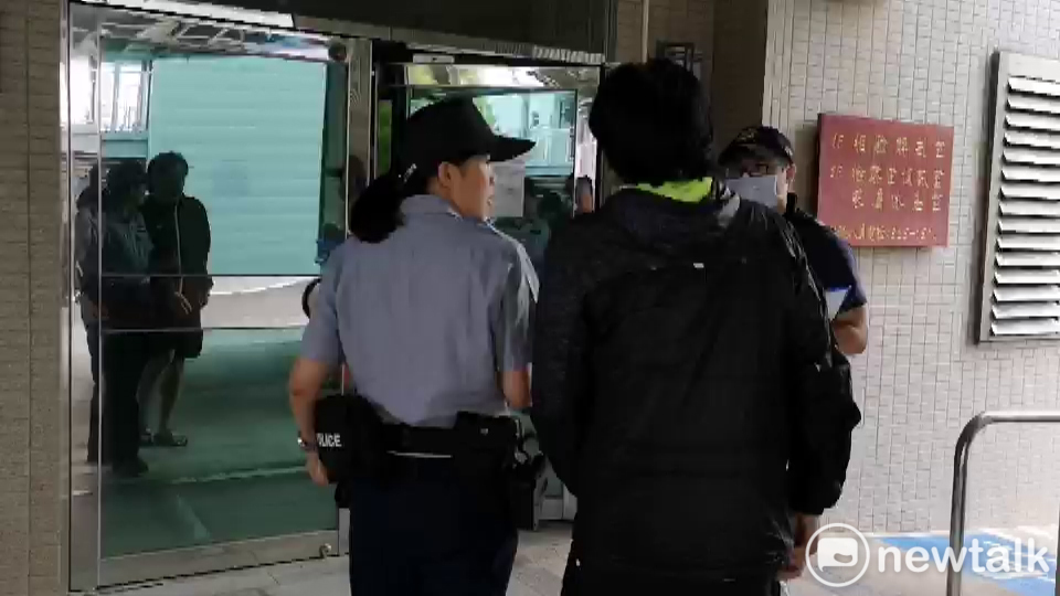 龜山大火造成莊姓婦人不幸罹難，今早檢察官到殯儀館進行大體解剖相驗，家屬前來協助。 圖:林昀真/攝