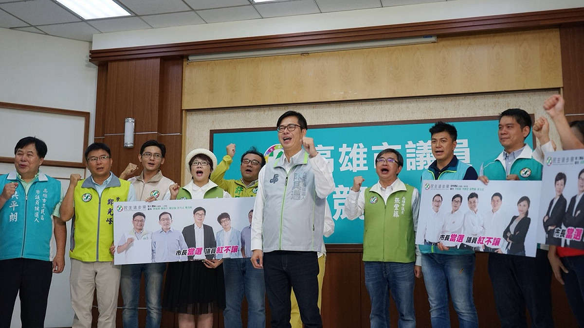 高雄市長參選人陳其邁立委以「母雞」之姿，今（27）日出席「民進黨高雄市議員聯合競選記者會」。 圖/陳其邁選辦提供