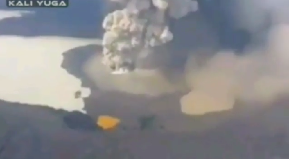 馬納洛火山噴發活動空拍圖。 圖：翻攝IG lifeintheendtimes