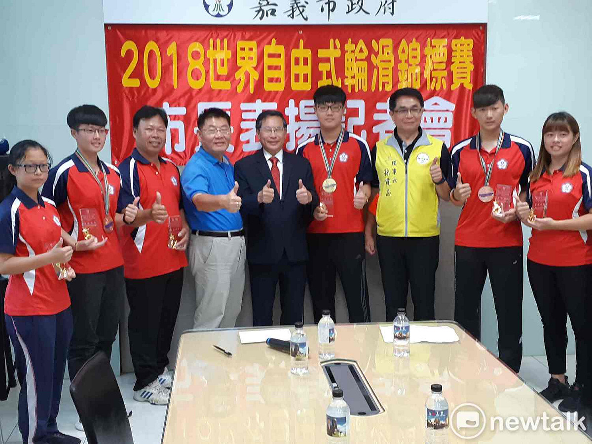 嘉義市長參選人涂醒哲27日表揚傑出溜冰選手，並表示將研議舉辦國際賽事，增加嘉義市能見度。 圖：蔡坤龍/攝
