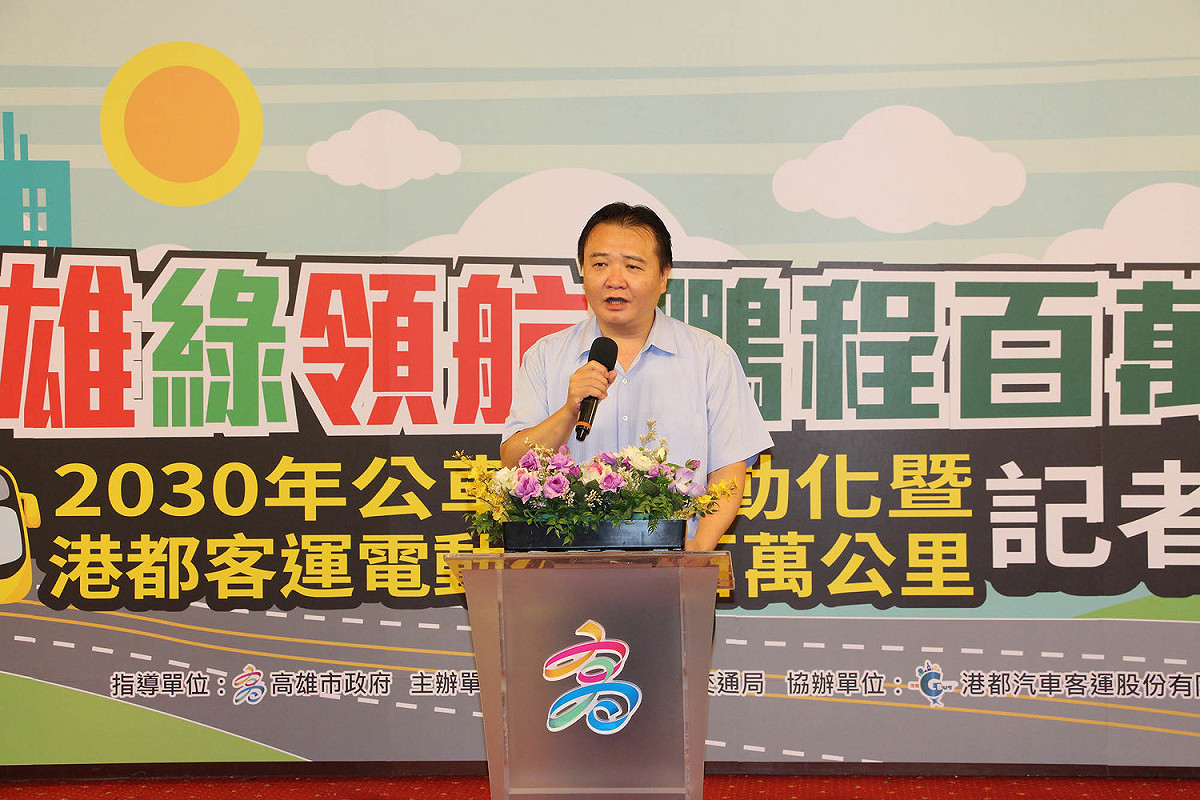 高雄市長許立明今日參加｢高雄綠領航，鵬程百萬里｣記者會，預告高雄市2025年將完成公車全面無障礙化、2030年公車全面電動化。 圖：高雄市政府提供