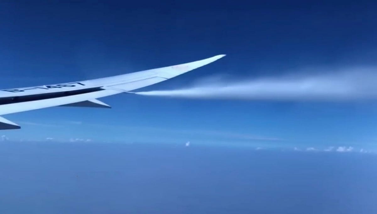 返降巴黎戴高樂機場過程中，班機先進行空中洩油的動作。 圖：翻攝微博
