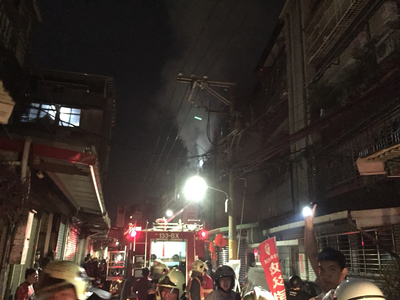 板橋一棟舊式公寓驚傳氣爆，出租套鳥內發現一具焦屍，另有2人命危1人燒燙傷。