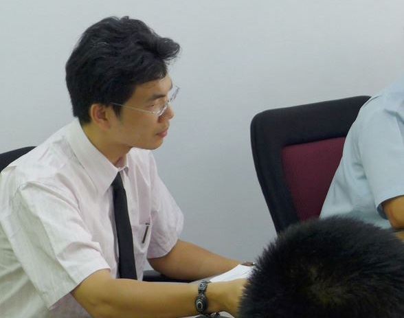 花蓮地檢察署檢察官林俊佑（左）疑不滿就讀幼稚園的女兒被同學欺負，帶員警到幼兒園嚴厲質問小朋友，並要求刑警取監視畫面指認，地檢署獲知將他提起公訴。（翻攝照片） 圖/中央社