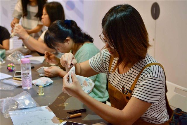 展出現塲推出「織染縫繡」技藝課程，讓民眾體驗手作樂趣。 圖：勞博館/提供
