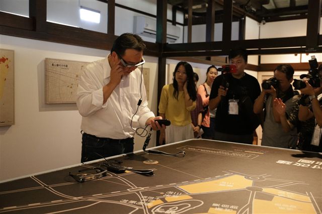 「高雄市眷村文化館」遷移至高雄左營明德新村，館內展出的勳獎章、逃難時的舊皮箱、砲彈箱米缸、眷補證、紀念牌等等，見証烽火歲月的時代故事。 圖 : 高雄文化局/提供