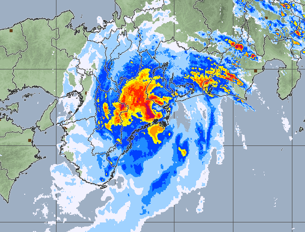中颱雲雀在台灣午夜時間12點左右登陸日本三重縣一帶，提醒目前仍在日本或即將前往的朋友特別留意航班異動。 圖：翻攝自台灣颱風論壇｜天氣特急FB