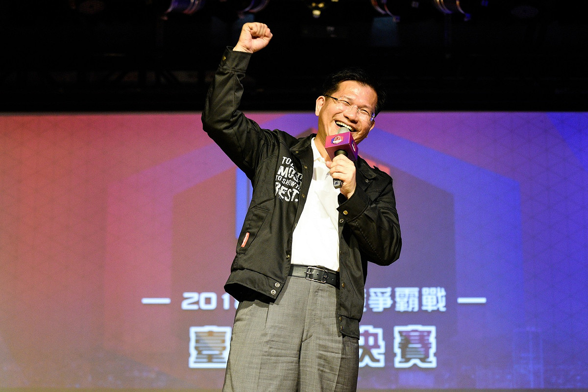 臺中市長林佳龍以一襲台中在地職業戰隊《閃電狼Flash Wolves》的戰隊外套展現了對電競的熱情與關心。 圖：上報提供