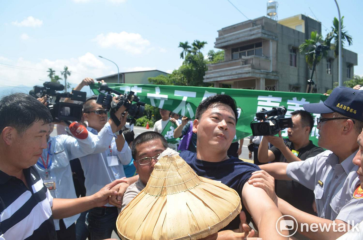 蔡英文輔選列車29日到達嘉義縣，國民黨嘉義縣長參選人吳育仁前往抗議，與警方發生推擠。 圖：蔡坤龍/攝