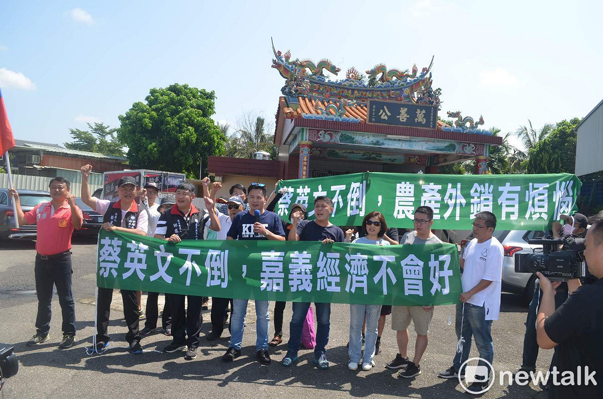 吳育仁率領抗議民眾在民進黨造勢大會會場旁的空地集結。 圖：蔡坤龍/攝
