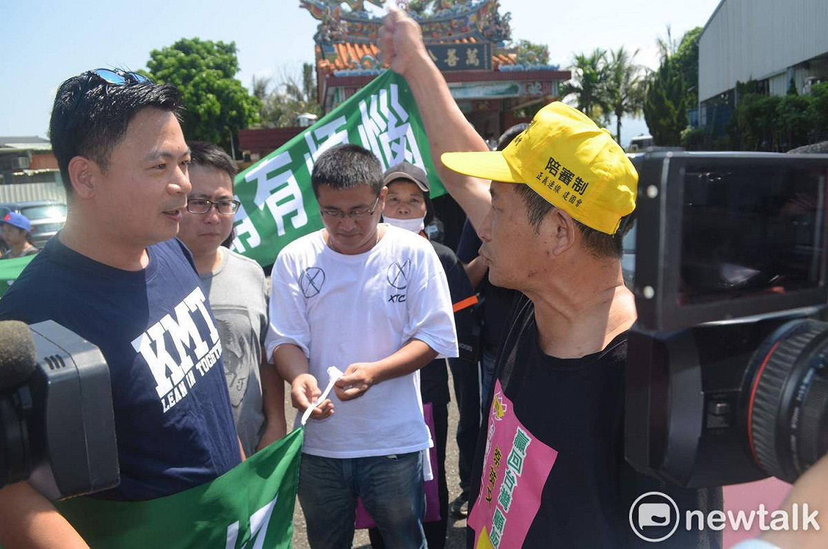 一名蔡英文的支持者向抗議民眾「表達抗議」。 圖：蔡坤龍/攝