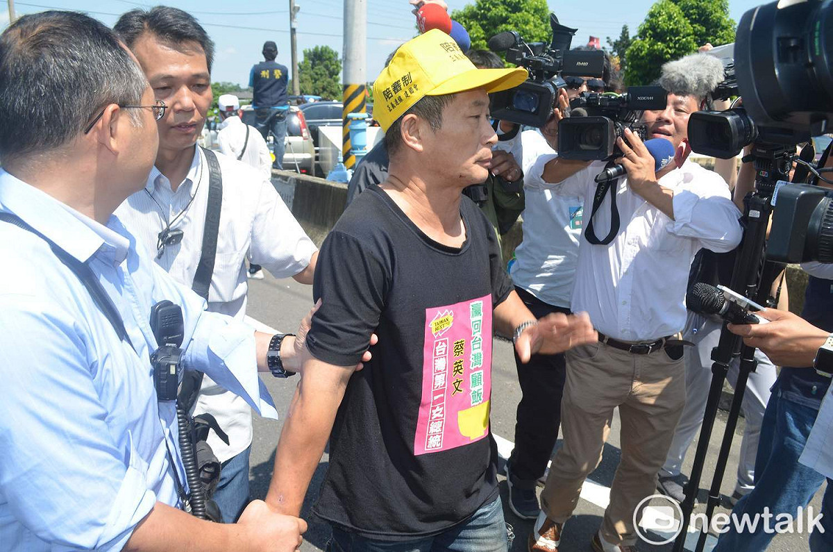 向抗議民眾「抗議」的民眾被警方帶走。 圖：蔡坤龍/攝