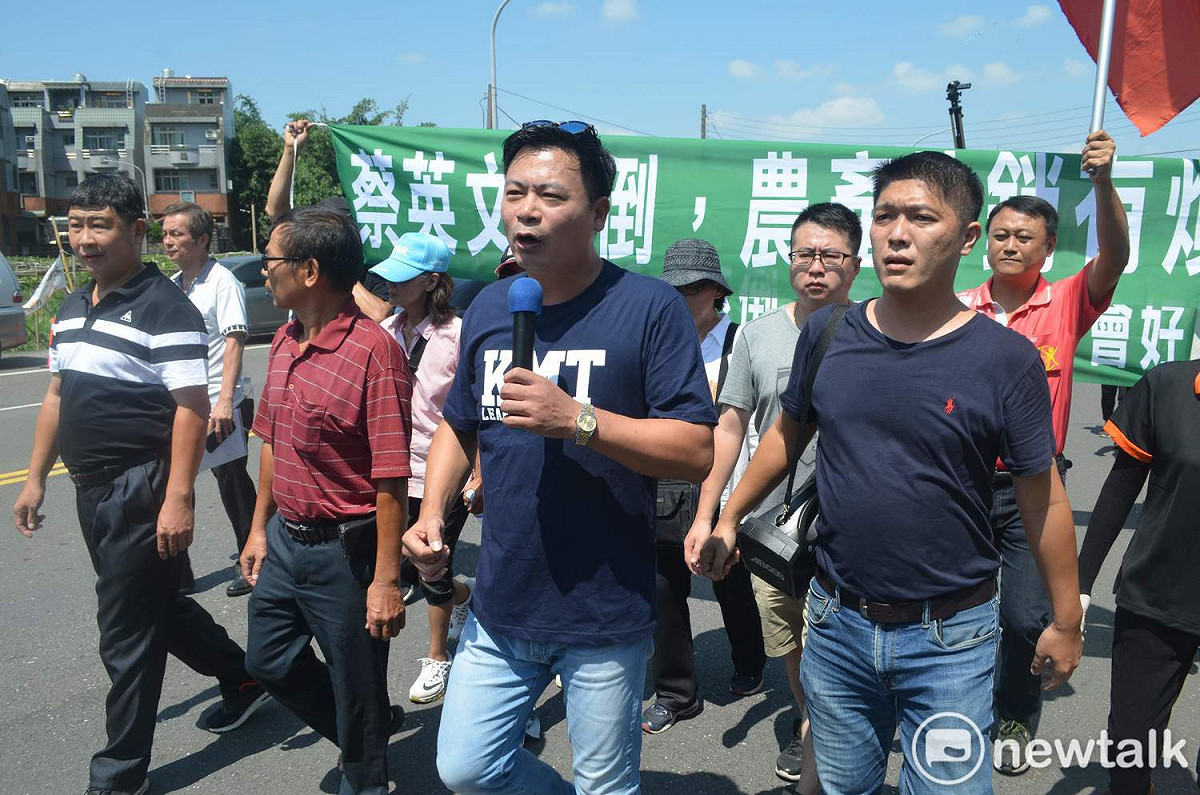 蔡英文輔選列車尚未到達前，吳育仁率領抗議民眾「路過」造勢會場。 圖：蔡坤龍/攝