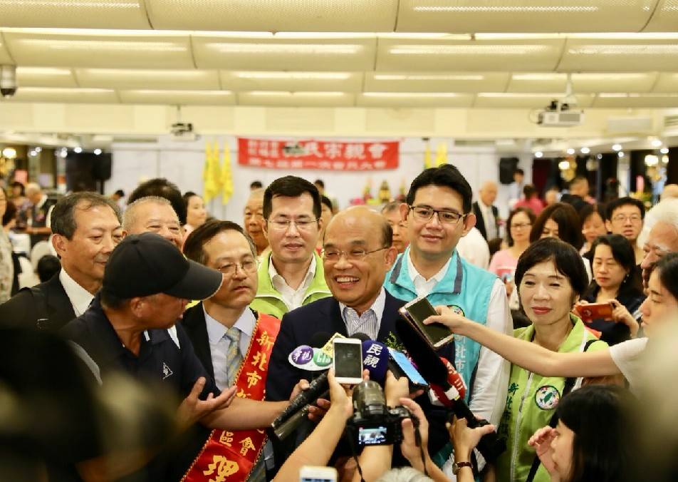 今(29)日，新北市長候選人蘇貞昌今（29）日出席新北市板橋區黃氏宗親會活動，活動中也接受了媒體聯訪。 圖：蘇貞昌辦公室/提供