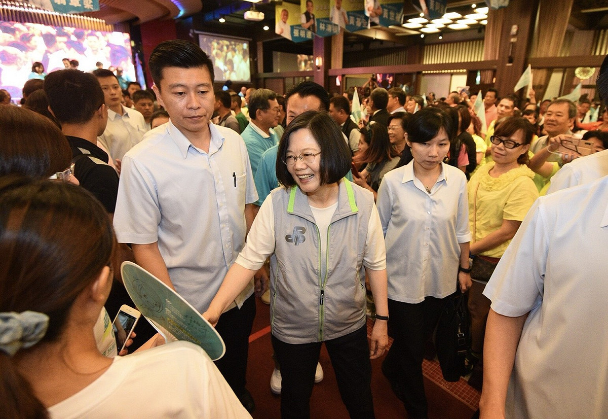 年底大選將近，民進黨啟動輔選列車，黨主席蔡英文今(29)日前往嘉義縣舉行「改革挺台灣2018候選人授旗誓師大會」。 圖：民進黨/提供