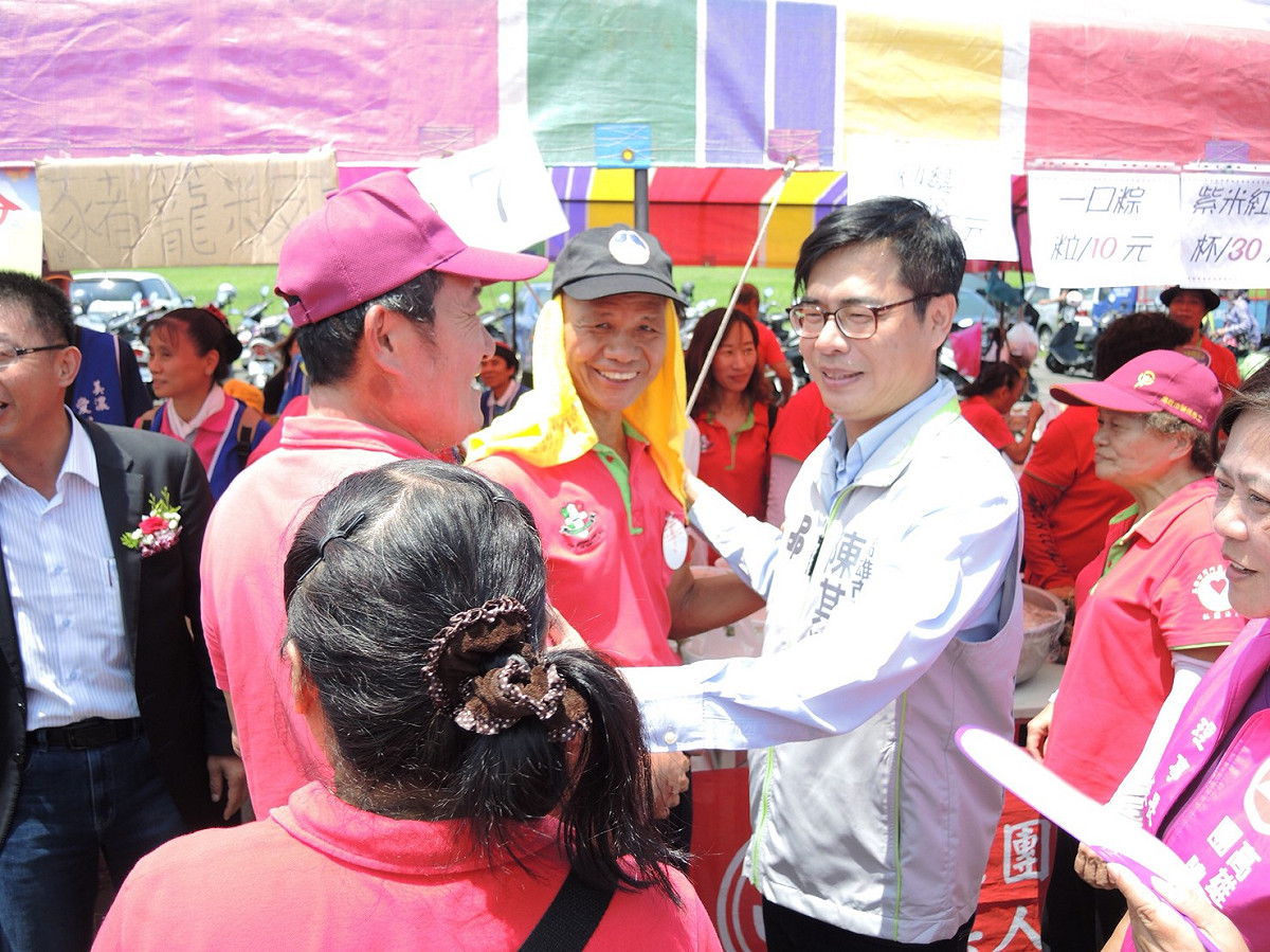 陳其邁與市民朋友握手。 圖：陳其邁辦公室/提供