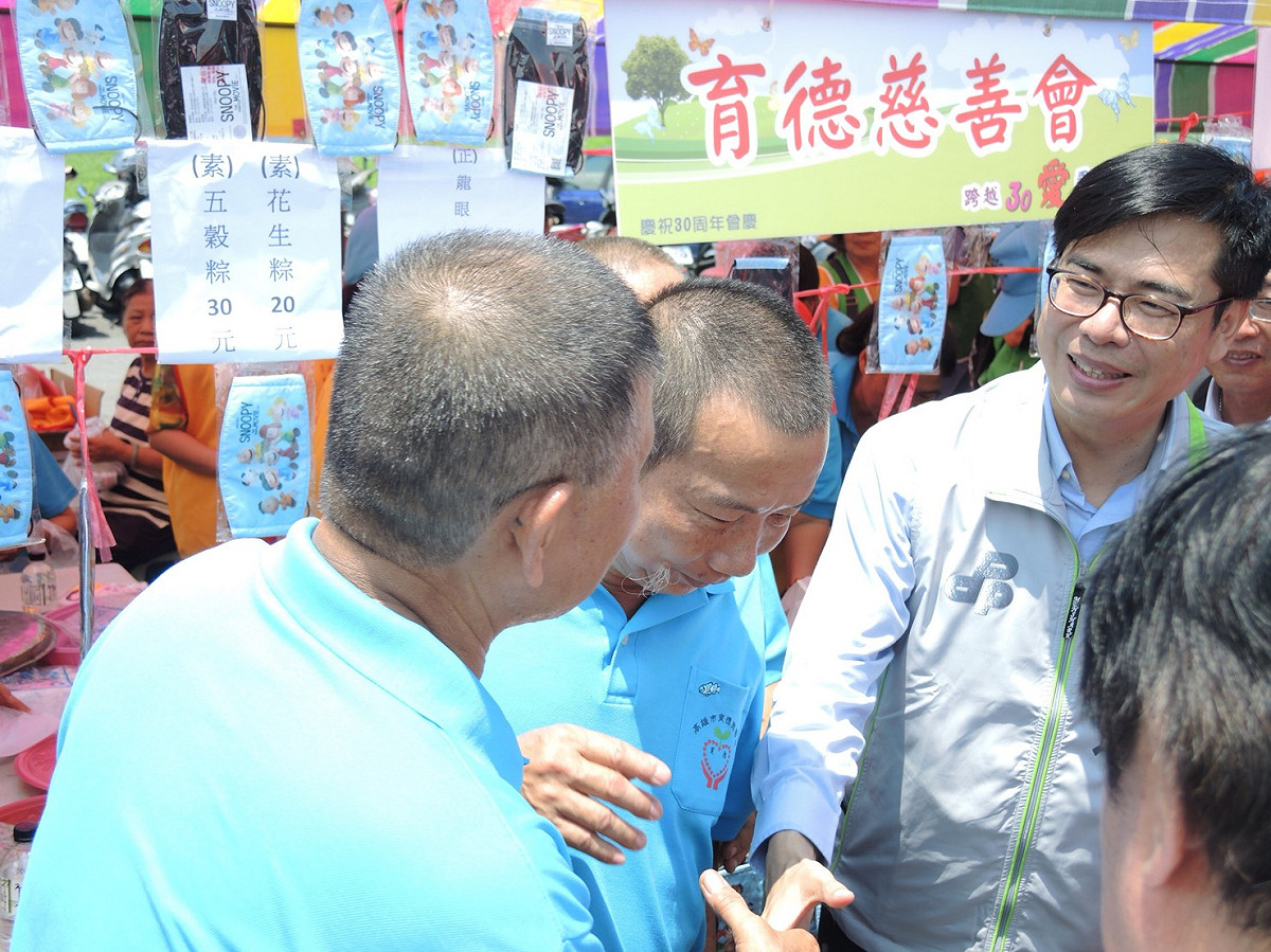陳其邁與市民朋友握手。 圖：陳其邁辦公室/提供