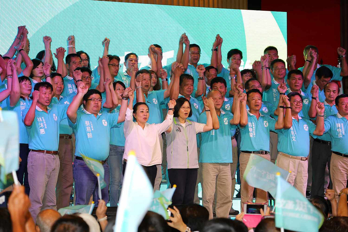 民進黨中央輔選列車29日開到嘉義縣，營造大團結氣勢。 圖：翁章梁競選團隊/提供