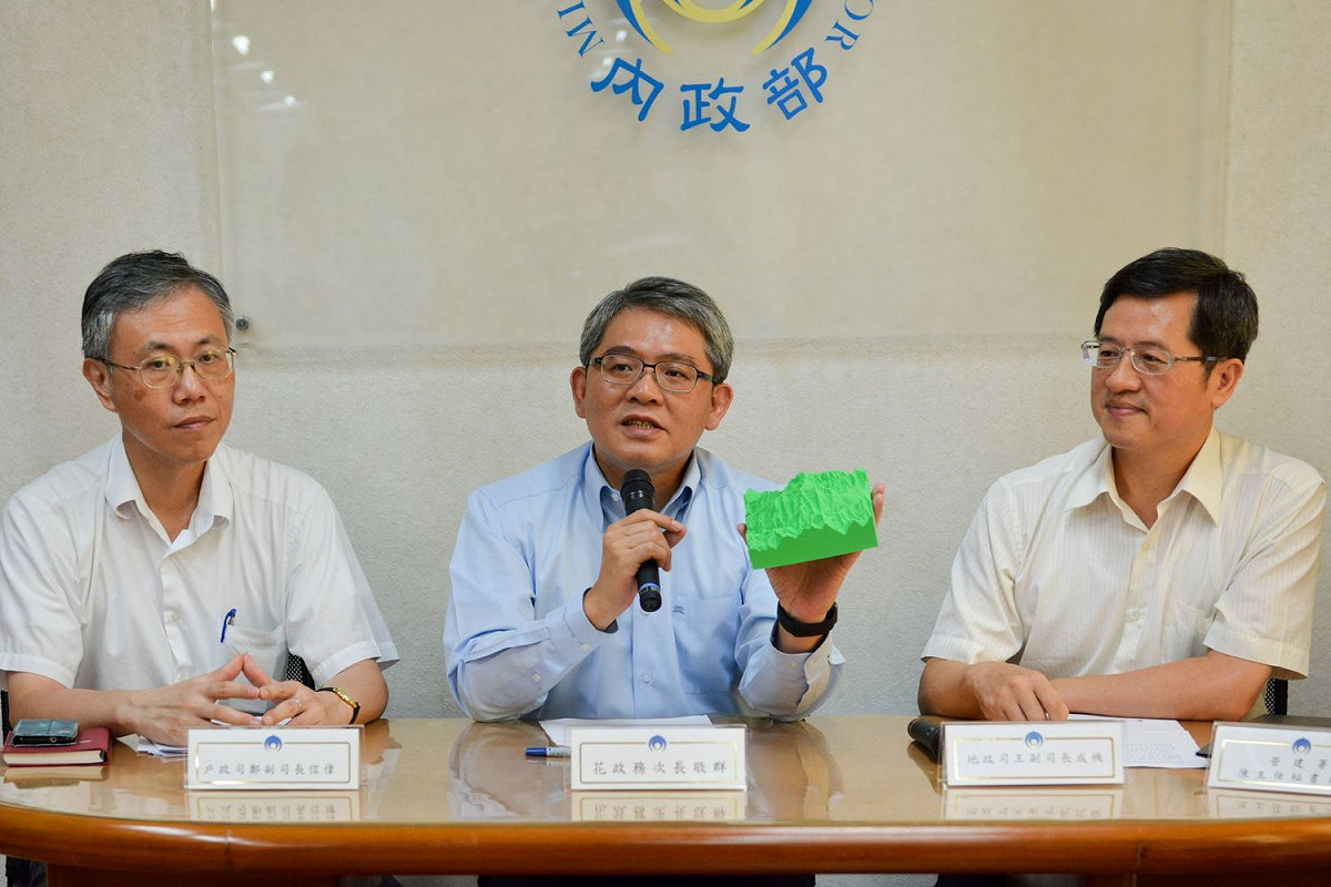 內政部表示，開放的線上離婚登記，僅限於經法院調解、和解成立或裁判確定之案件。圖為內政部次長花敬群(中)。 圖：內政部/提供（資料照片）