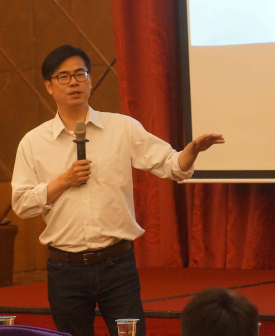 陳其邁繼第一天出席開幕式並以「面對新經濟浪潮：高雄的挑戰與突破」為題與學員互動分享對高雄的願景，今日再次出席營隊的成果發表並進行結業式頒獎。陳其邁致詞時舉日本維新三傑木戶孝允、西鄉隆盛、大久保利通三人的特質來勉勵學員，他表示參與政治工作應該需要熱情、野心，以及謀略，希望學員保有這樣的特質投入政治工作，關懷在地、積極參與，實現理想。 圖：陳其邁辦公室/提供