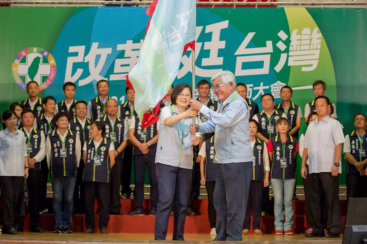 民進黨中央黨部「改革挺台灣」候選人授旗誓師大會，今天下午在斗六市舉行雲林場的造勢活動，現場湧入近兩千名鄉親到場相挺。由黨主席蔡英文總統，授旗給競選連任的縣長李進勇以及黨提名縣市議員、鄉鎮市長等參選人。 圖：李進勇競選辦公室/提供