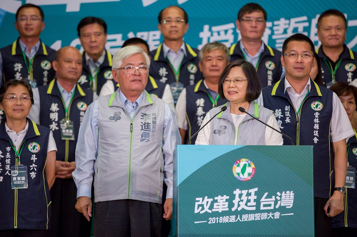 蔡英文感謝鄉親四年前選擇正直的李進勇，雲林才可以接續蘇治芬縣長的成績，沒有走回去黑金，走回去退步；更肯定李進勇帶著「乘風破浪的掌舵手」的勇敢與智慧，呼籲繼續支持李進勇，讓正直的路來照顧雲林。 圖：李進勇競選辦公室/提供