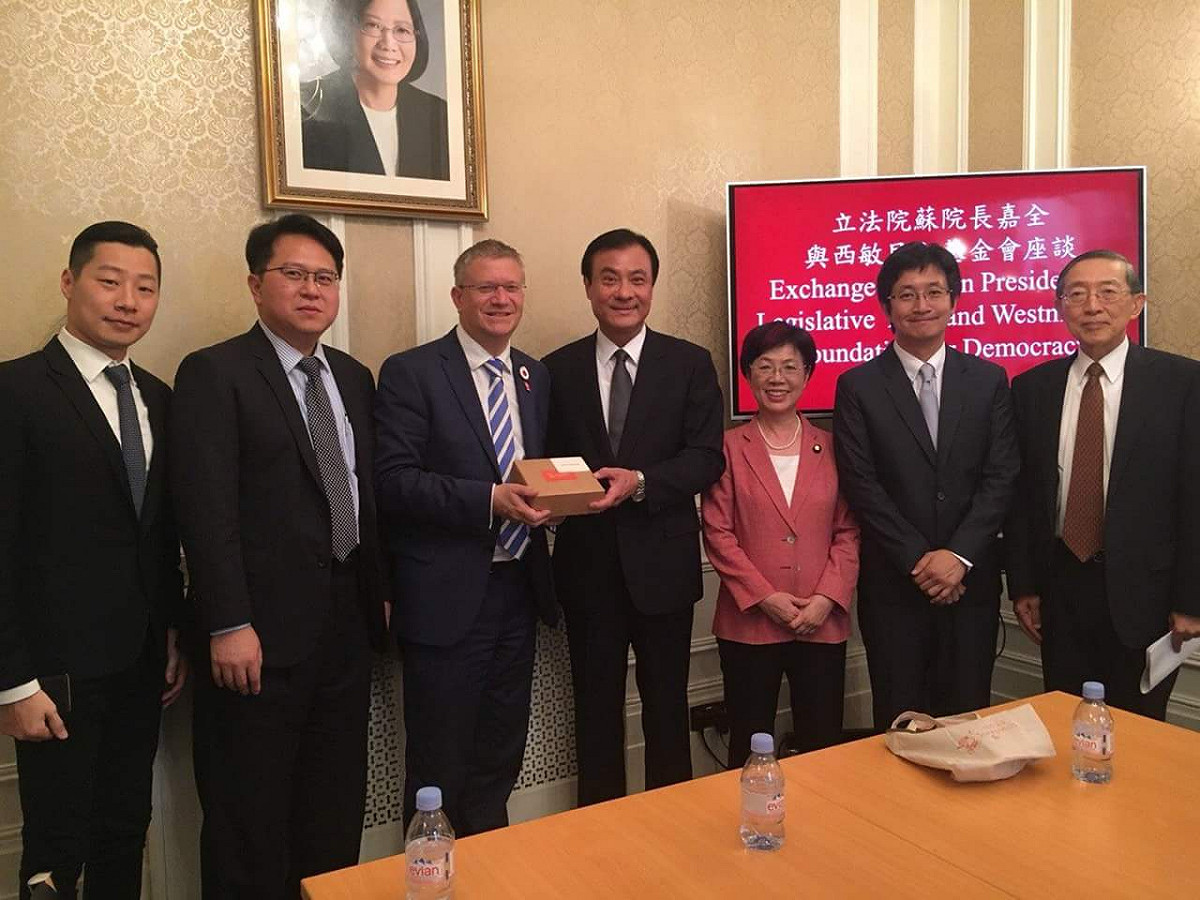 立法院長蘇嘉全表示，因為這次的行程，「讓我親眼見證台灣因為民主、自由與人權，獲得這麼多深厚與堅實的友誼，在以人民意志為依歸的世界中，我們並不孤單」。 圖：翻攝自蘇嘉全臉書