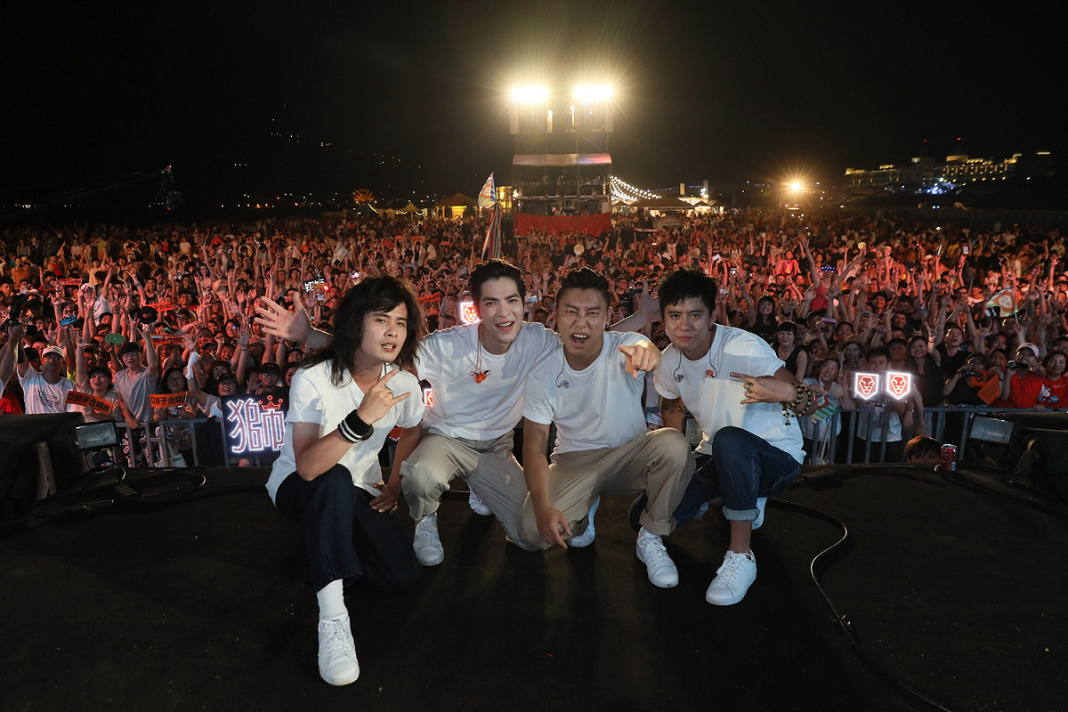 昨日海祭最終場以「世界狂想曲」主題，其中包含獅子合唱團超強卡司在「碧海藍天大舞台」演出。 圖：新北市觀旅局提供