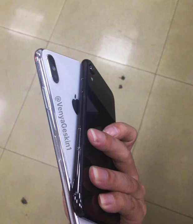 比較之下網友推測，搭載裝鏡頭與不鏽鋼邊框的應該是iPhone X plus，另外一台則是iPhone 9。 圖：翻攝推特