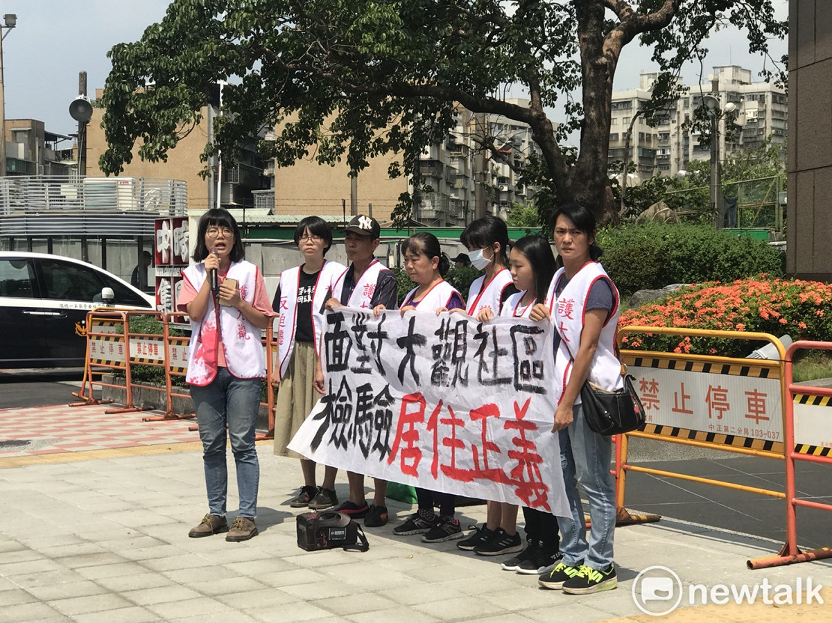 大觀事件自救會今（30）日上午抗議時表示，希望新北市長候選人正視大觀社區迫遷議題，落實居住正義。 圖：曾薏伃／攝