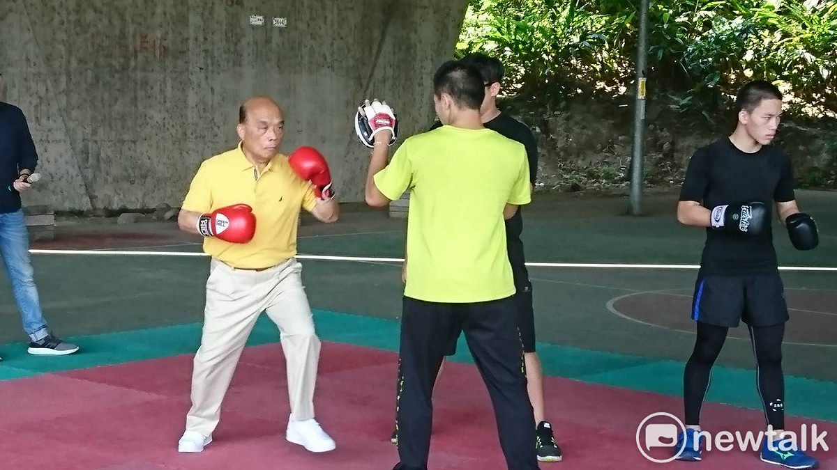 蘇貞昌今天還下場和小選手一起練拳。 圖:林昀真/攝