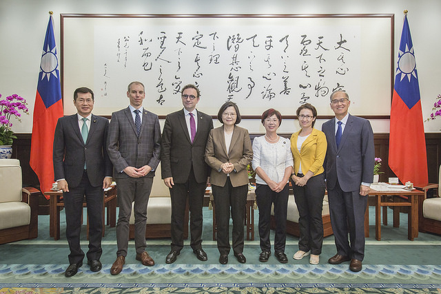 蔡英文總統和「國際自由聯盟」來訪貴賓、陪同立委合影。 圖：總統府/提供