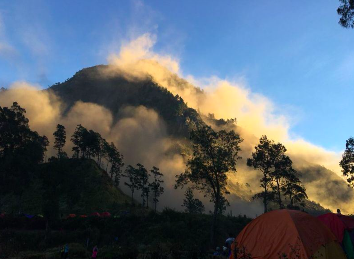 圖為印尼林賈尼火山的山坡，因強震有大量登山客受困。 圖：翻攝推特