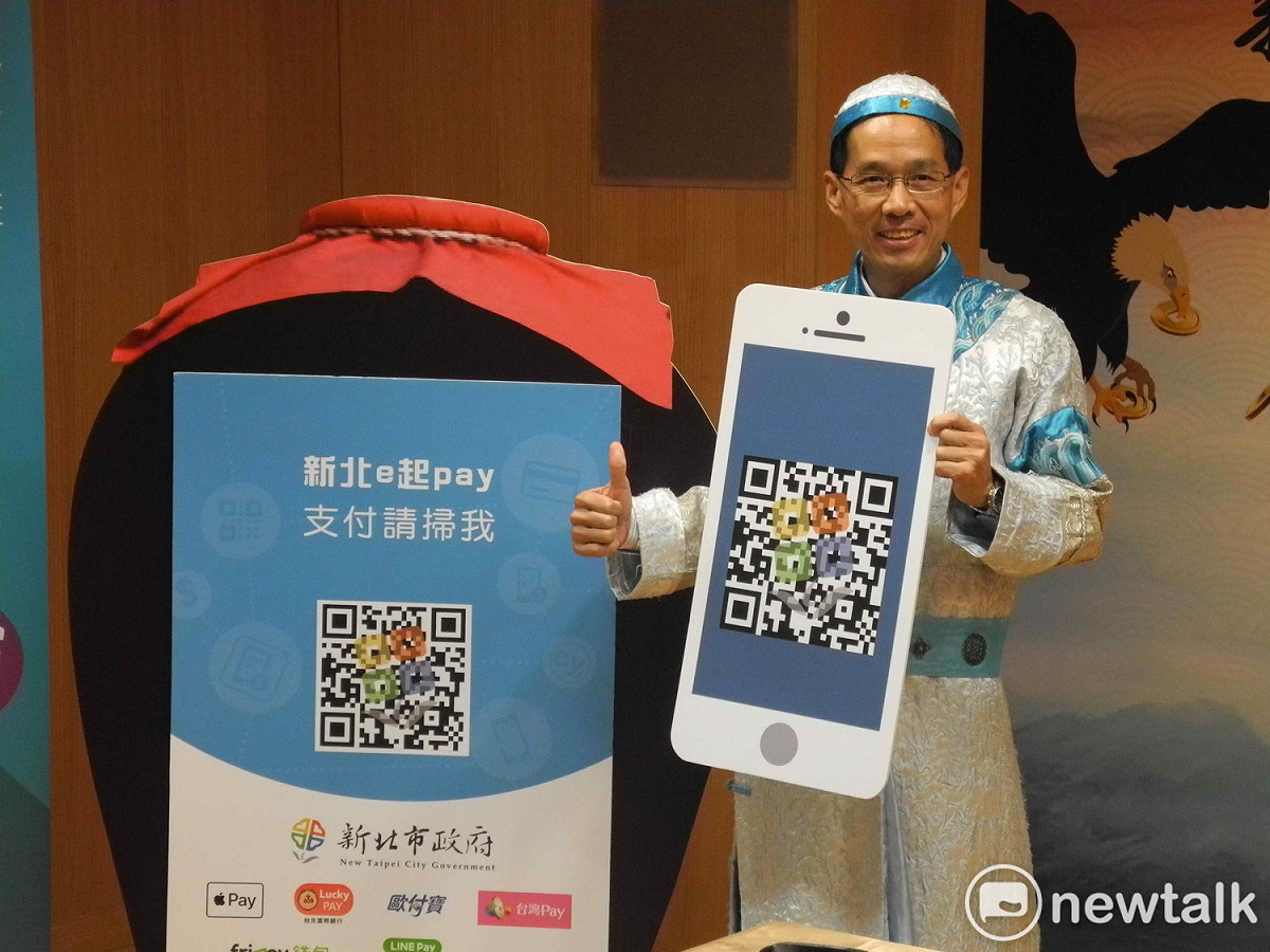 新北市經發局長張峯源宣布政府「新北e起pay」整合型QR code規格重裝升級，要打造新北市成為全國行動支付普及應用第一的智慧示範城市。  
 圖：王峻昌/攝