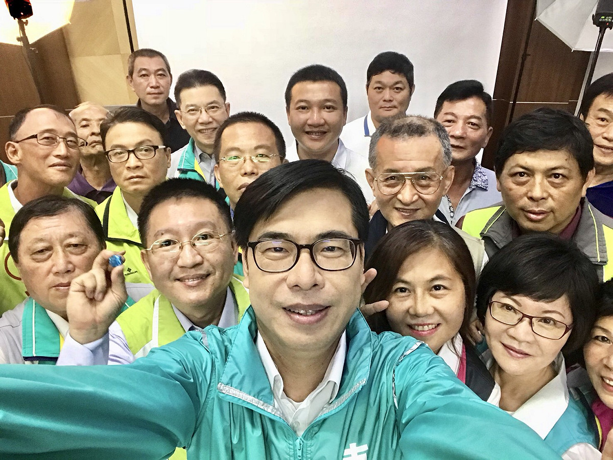 陳其邁與參選里長們大玩自拍。 圖/陳其邁選辦