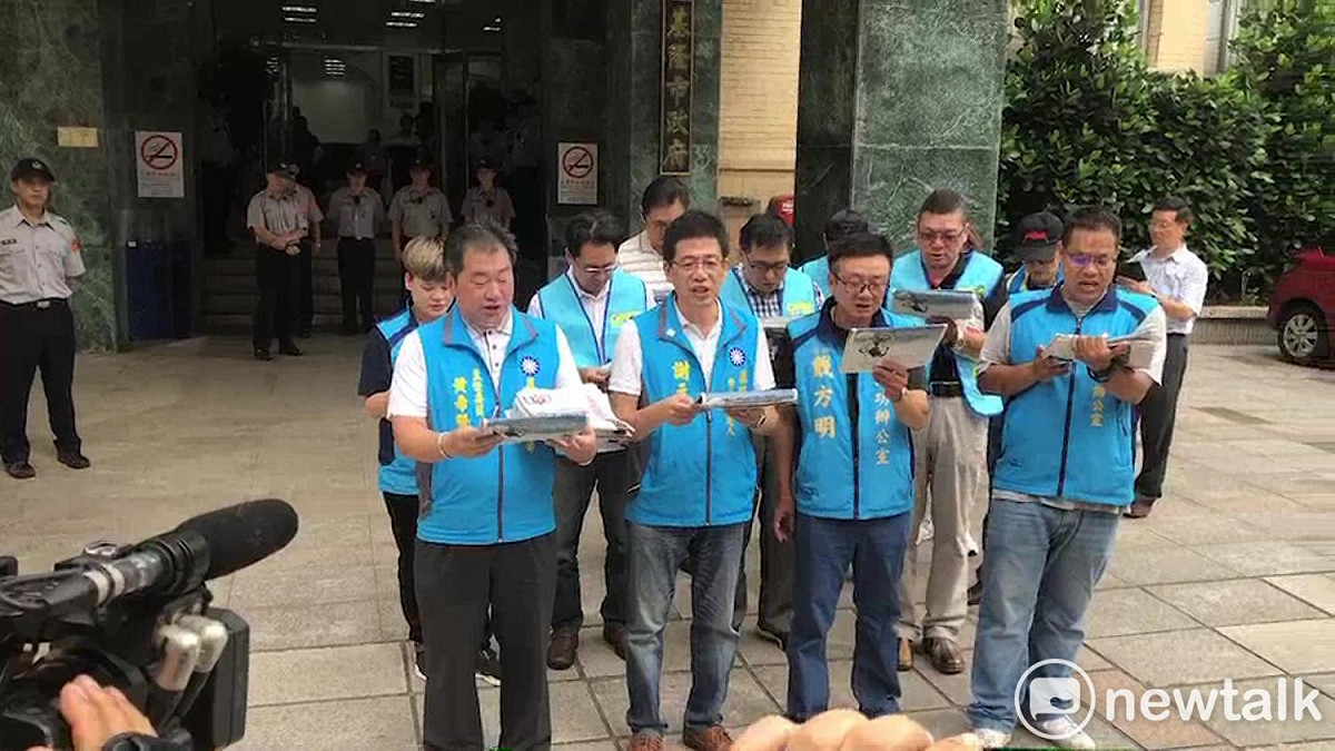 國民黨基隆市長參選人謝立功今日赴基隆市政府抗議。 圖：謝立功辦公室 / 提供