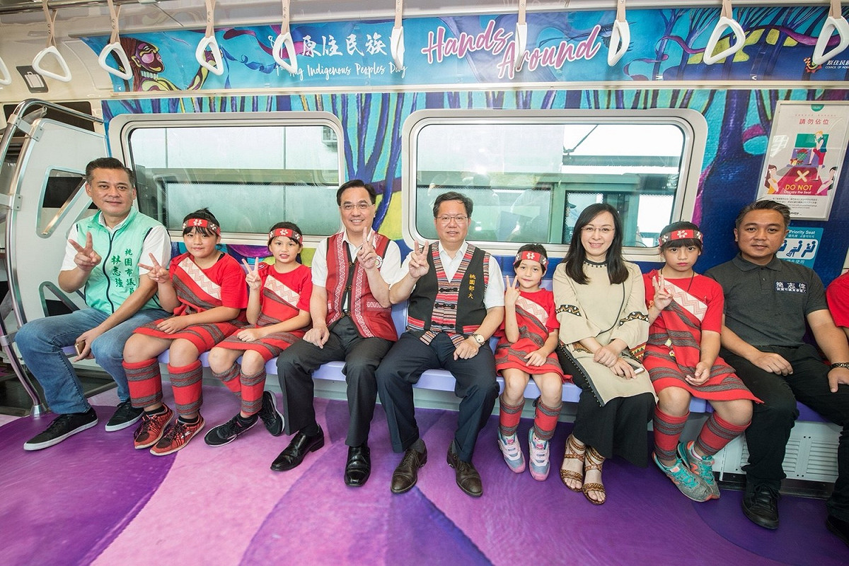 桃園市長鄭文燦希望國外旅客搭乘原住民族日捷運彩繪列車，即能感受原住民族的文化及熱情，也歡迎大家多加搭乘機捷，體驗原民魅力。  圖:桃園市政府/提供