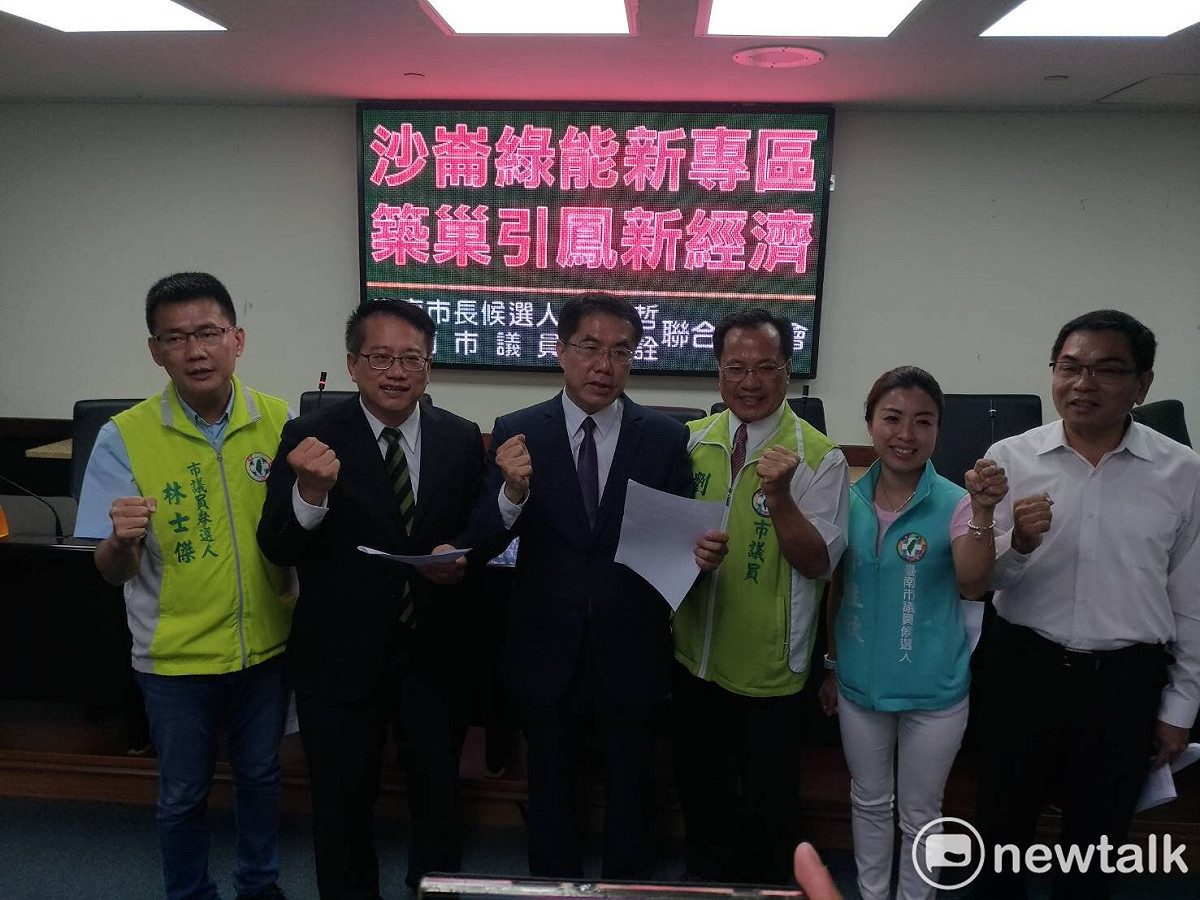 台南市長參選人黃偉哲今（30）日舉行記者會，提出衛星工廠戰略。 圖 : 黃博郎/攝