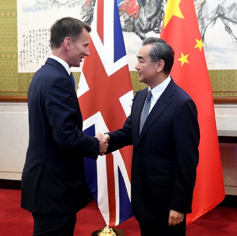 英國新任外相韓特今（30）日訪問中國，與中國外交部長王毅舉行會談。 圖：翻攝中國外交部官網