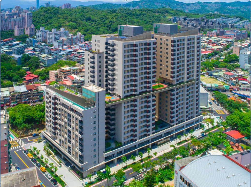 興隆2區公共住宅位於北市文山區木柵路二段138巷及興隆路四段105巷交叉口，將於8月1日開始受理申請。 圖：北市都發局／提供