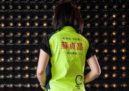 螢光綠設計，背面除了印上蘇貞昌大字外，底下還有招牌電火球。 圖：蘇貞昌競選辦公室/提供