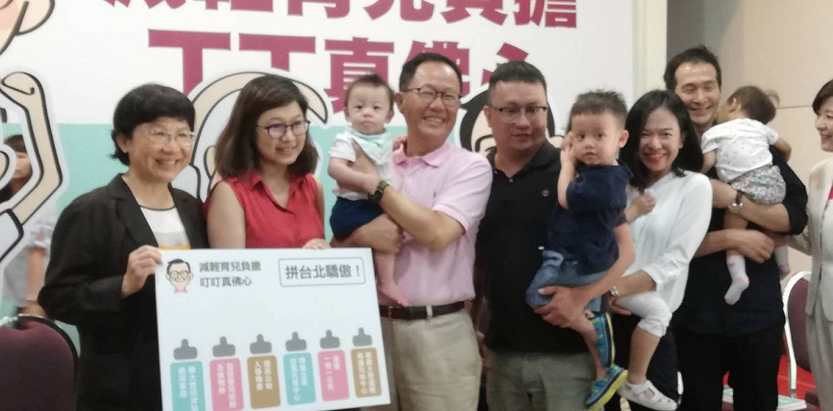 國民黨台北市長參選人丁守中今日提出托育政見，利用閒置教室做到「一校一公托」，獎勵企業設置公托、規劃大眾運輸站周邊公托等，希望讓生育率逐漸增加。 圖：丁守中競選辦公室 / 提供