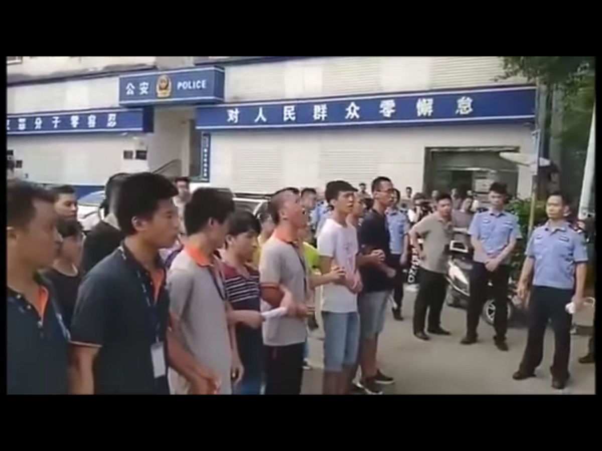 深圳佳士科技公司工人為了維護合法權益，自發組建工會，遭到公司打壓，已有十多名工人被警察暴力毆打和關押，引發社會關注。 圖：翻攝自Youtube