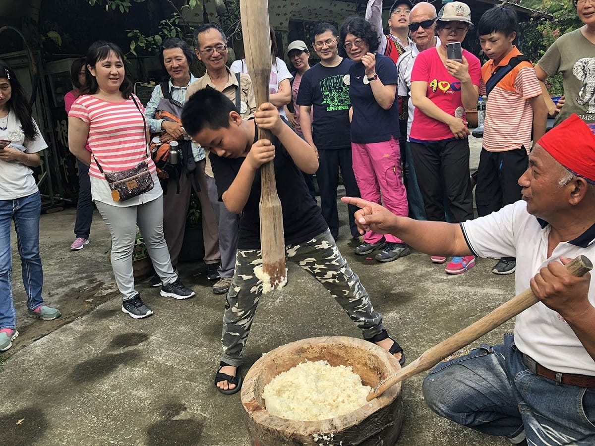 「原鄉文化心體驗」部分，則會到高雄的原鄉地區，將帶著遊客深入茂林區，體驗揮汗搗年糕等充滿原民文化色彩的傳統。  圖：高雄市農業局/提供